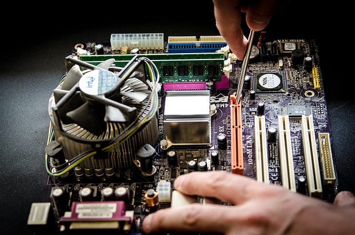 Detail perbaikan motherboard komputer